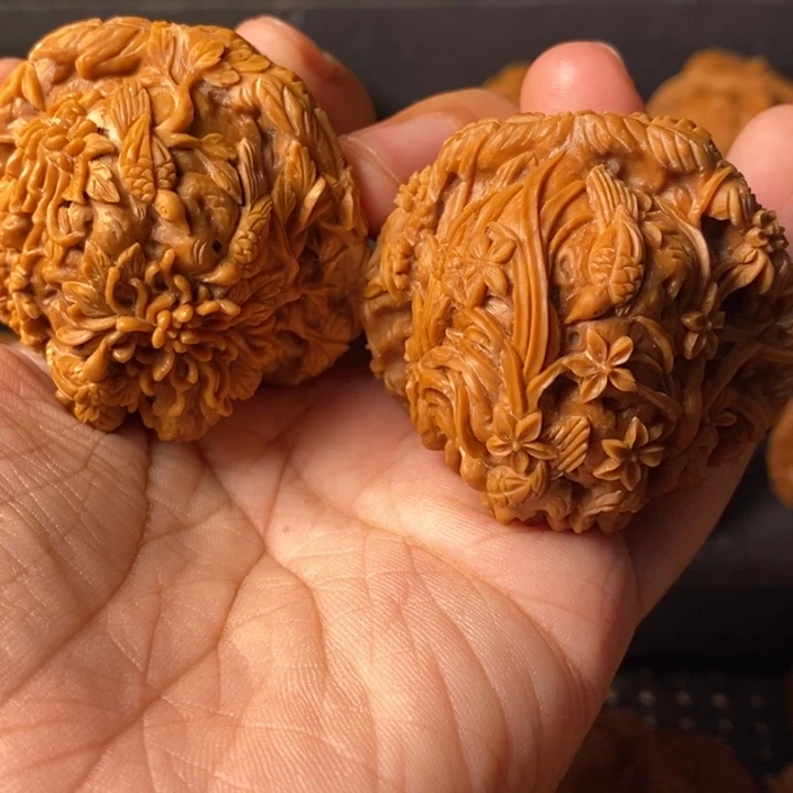 恺***恺把件文玩核桃梅兰竹菊