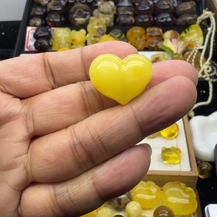 蜜蜡未镶嵌颈饰屁桃