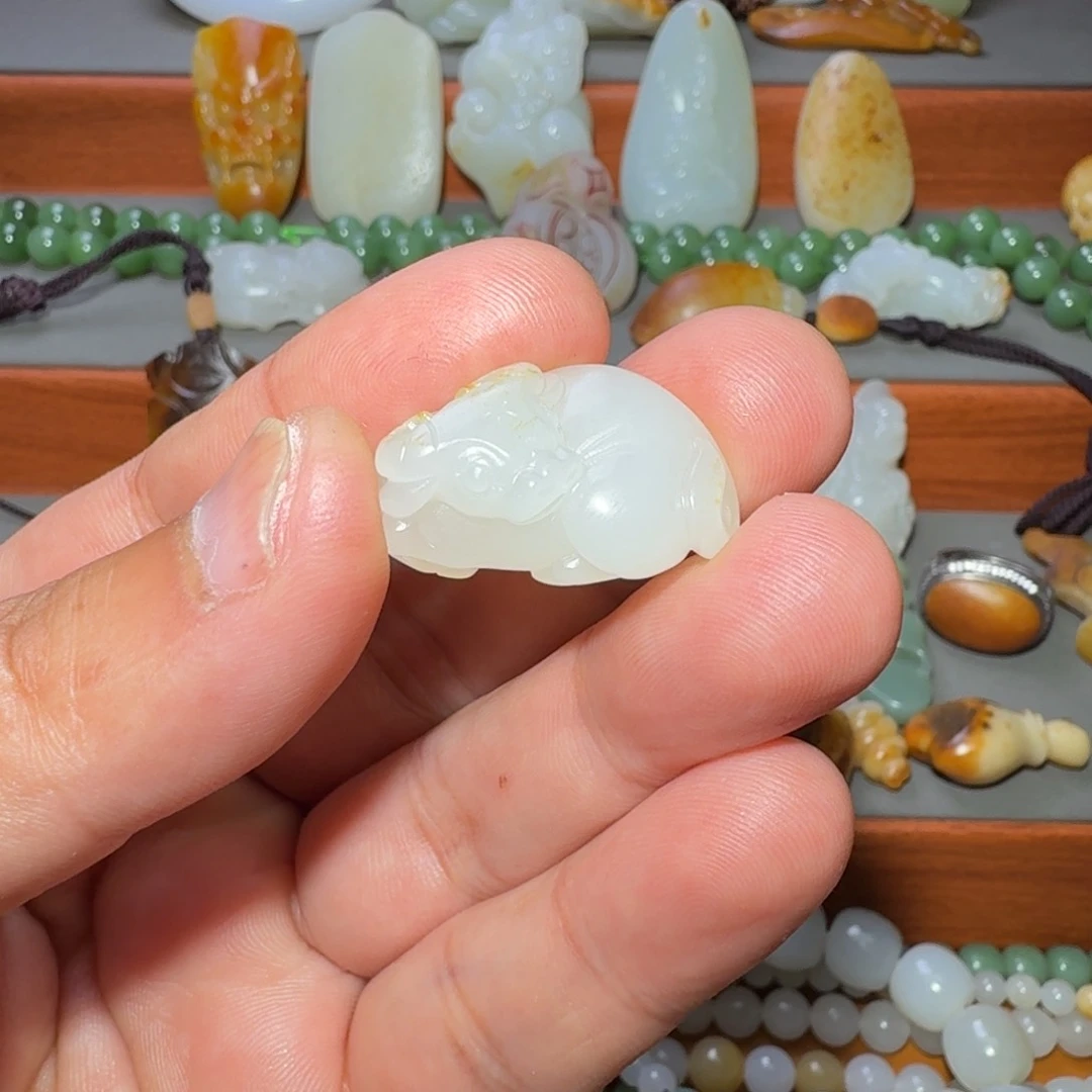 王***珏和田玉未镶嵌颈饰