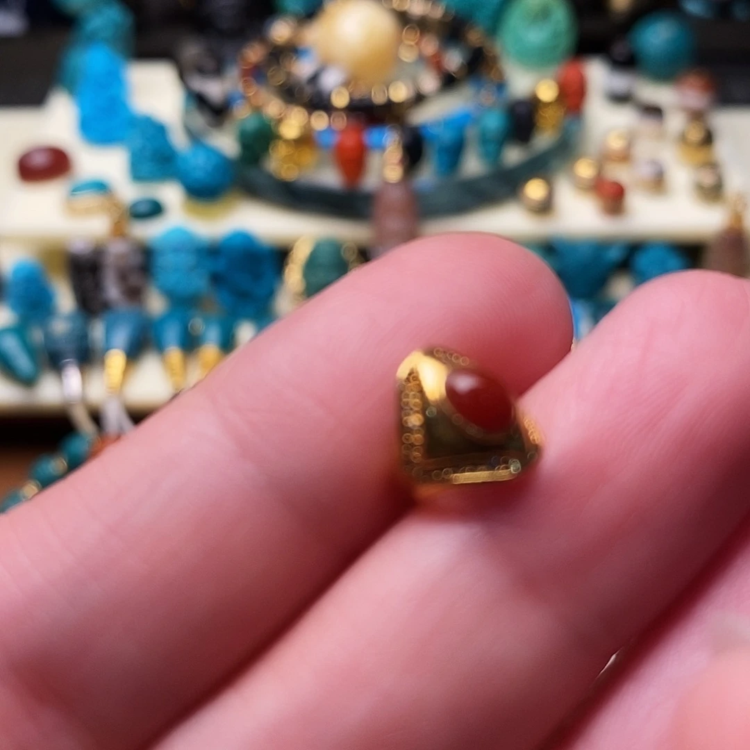 南红玛瑙配饰足金镶嵌