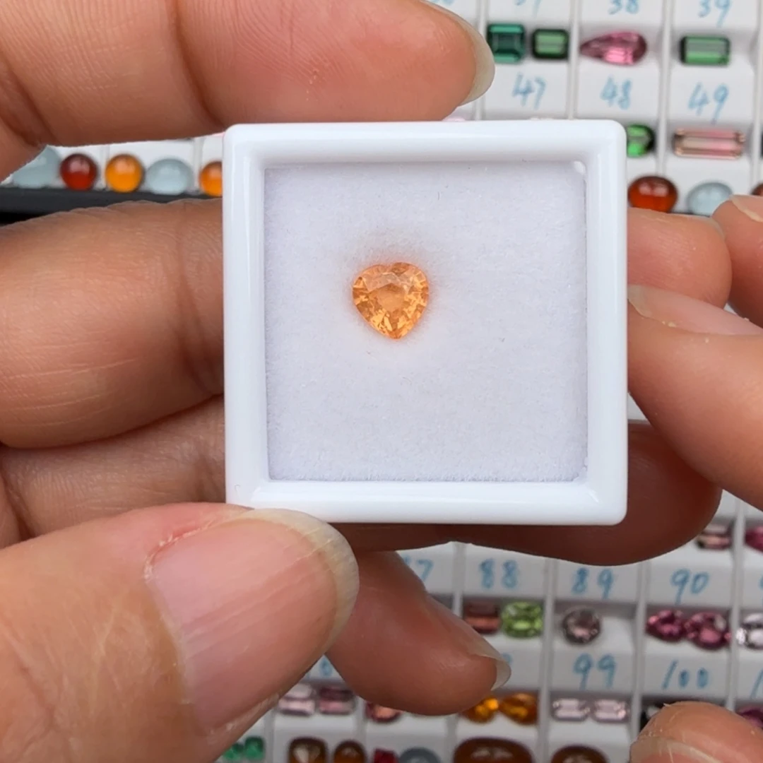 珠宝半成品未镶嵌石榴石（芬达石）天然0.84克拉