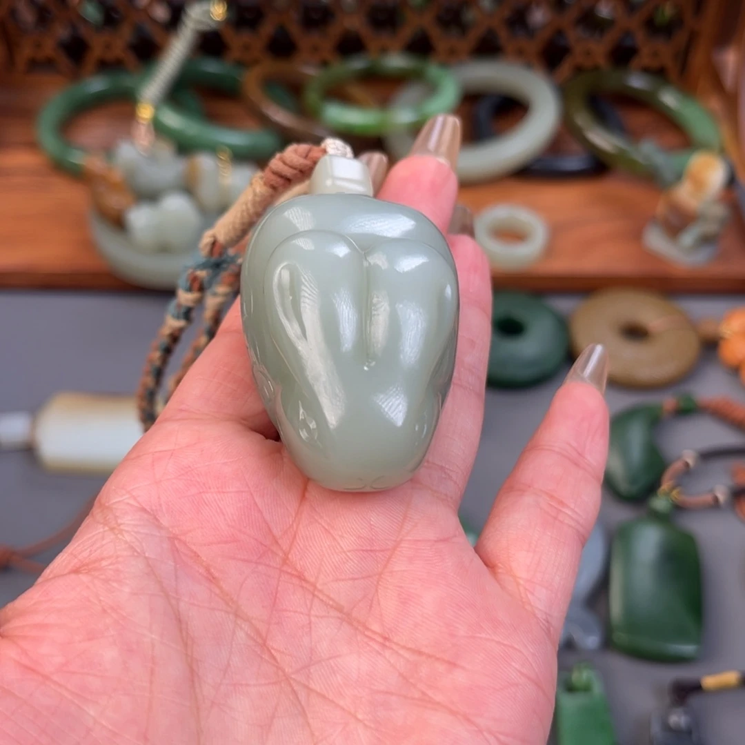 小***几和田玉（糖玉）未镶嵌颈饰