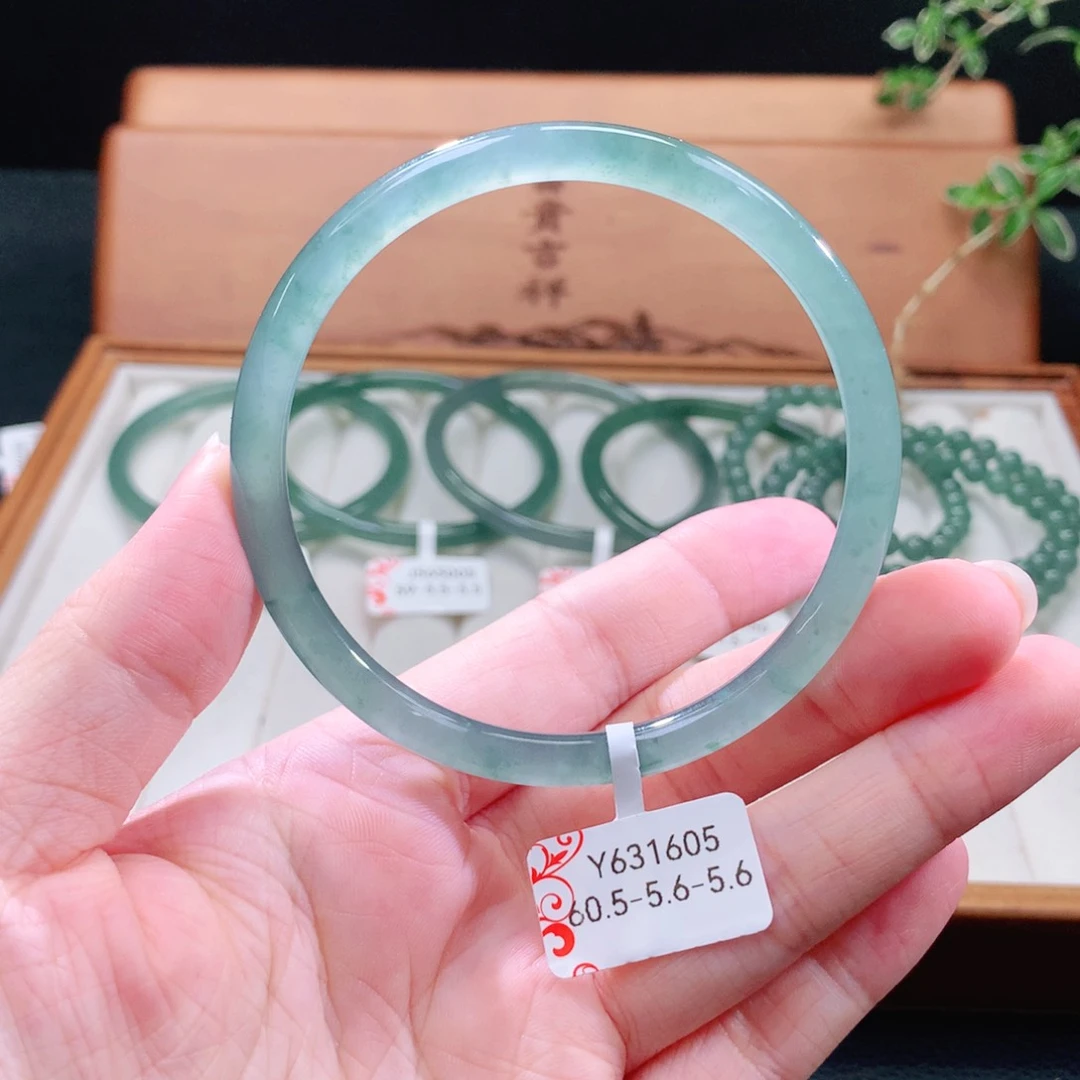 翡翠手镯（圆镯）未镶嵌