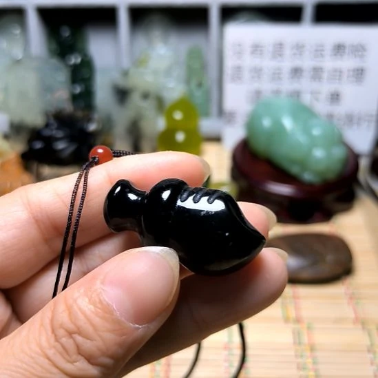 妙***光未镶嵌蛇纹石玉颈饰