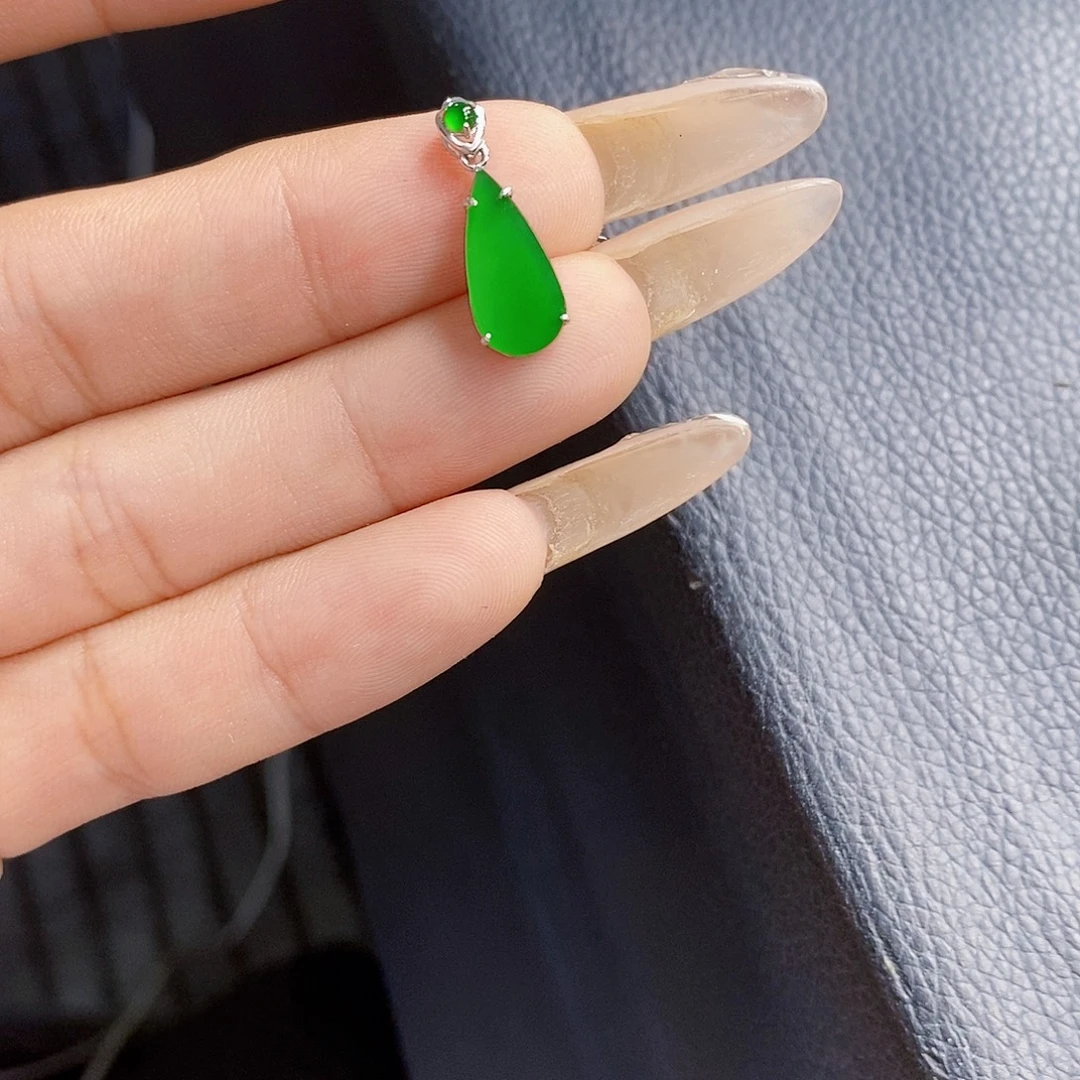 陆***姐颈饰18K金镶嵌翡翠翡翠