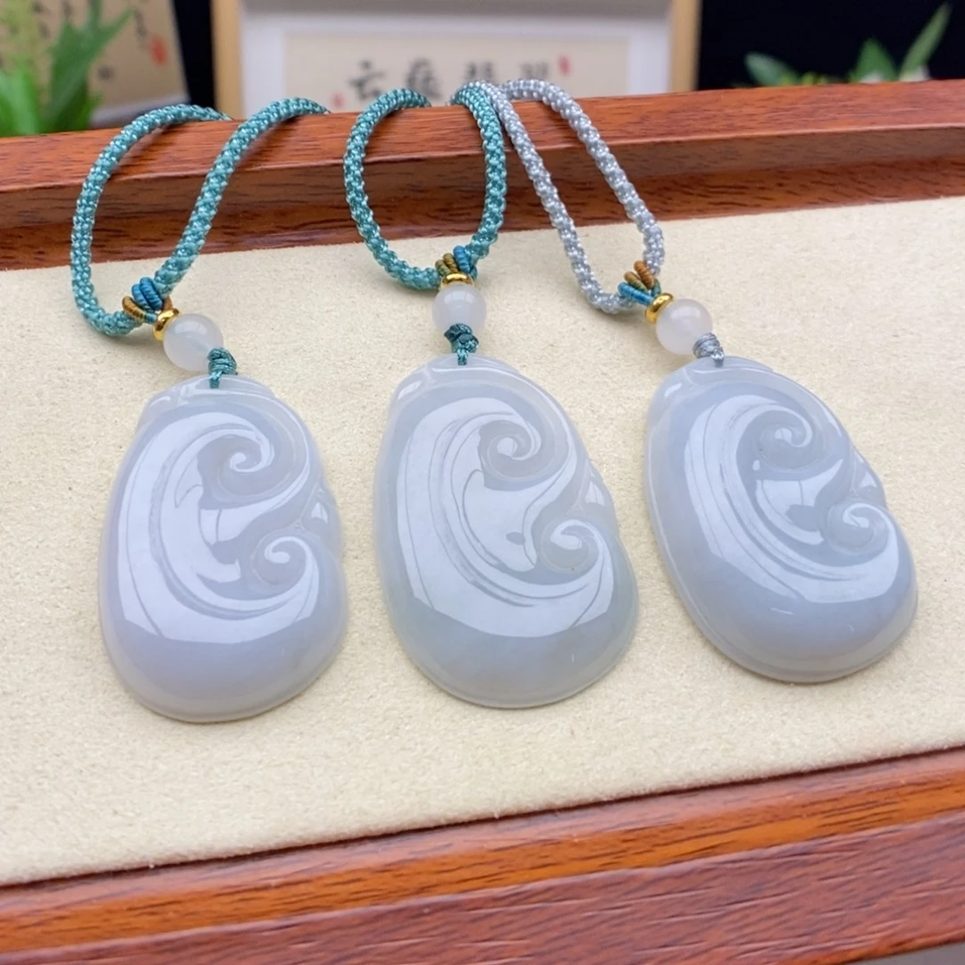 翡翠未镶嵌颈饰发其一