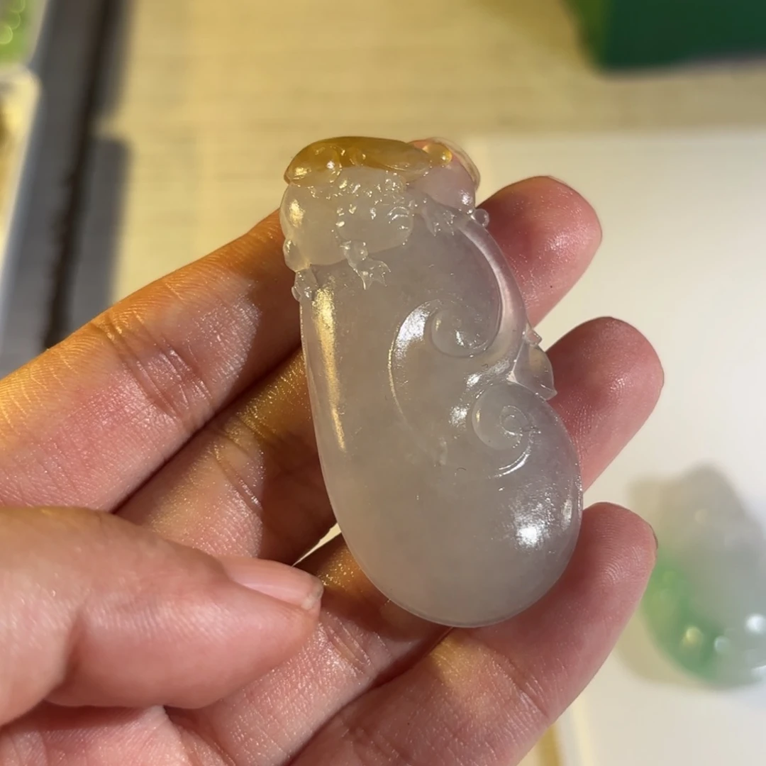 翡翠未镶嵌颈饰如意