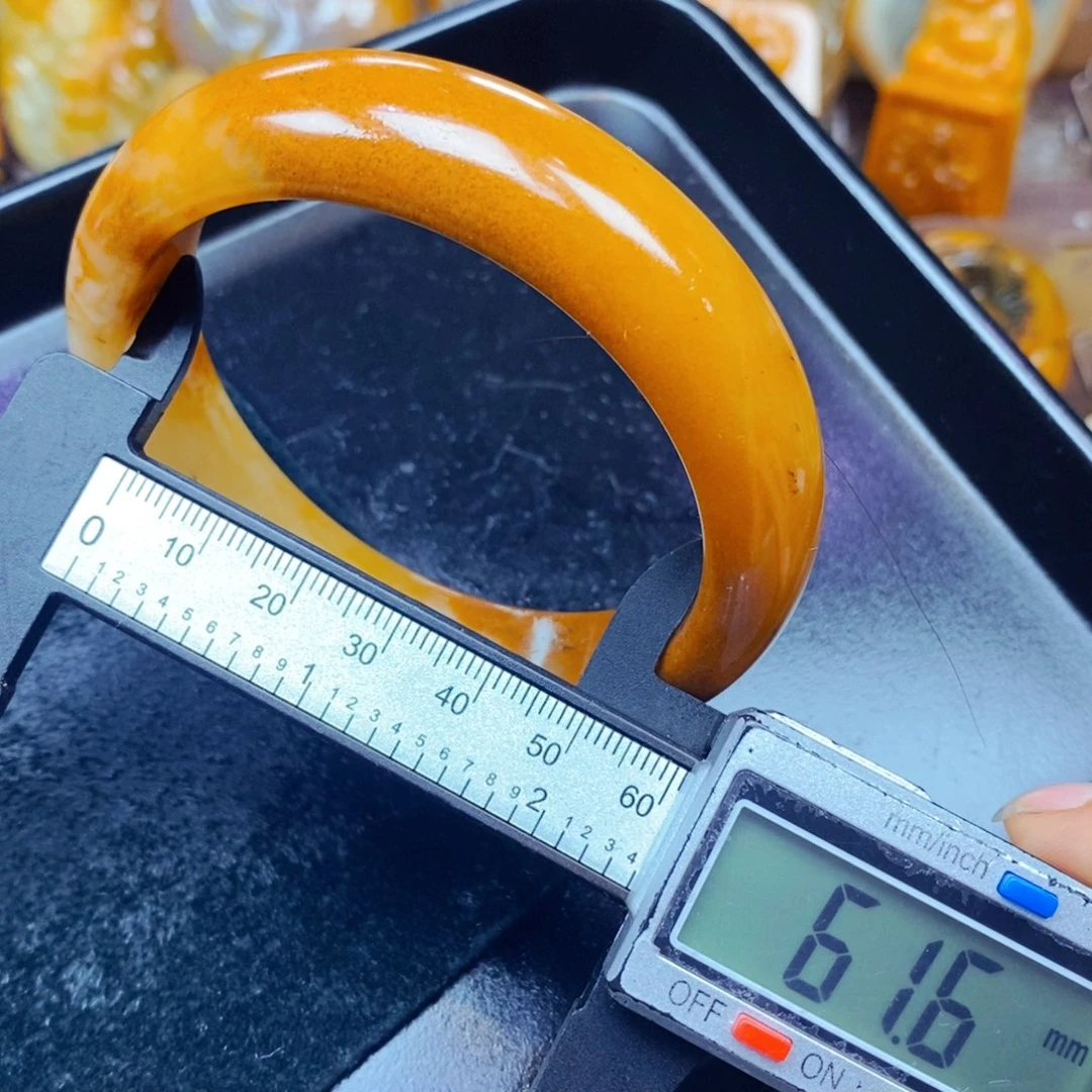 未镶嵌石英质玉（黄龙玉）颈饰