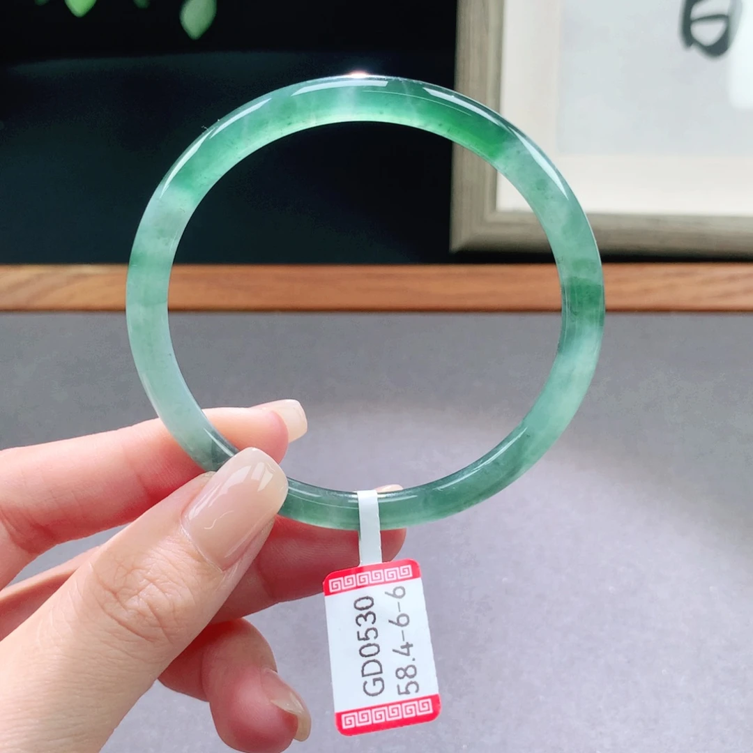 翡翠手镯未镶嵌天然翡翠