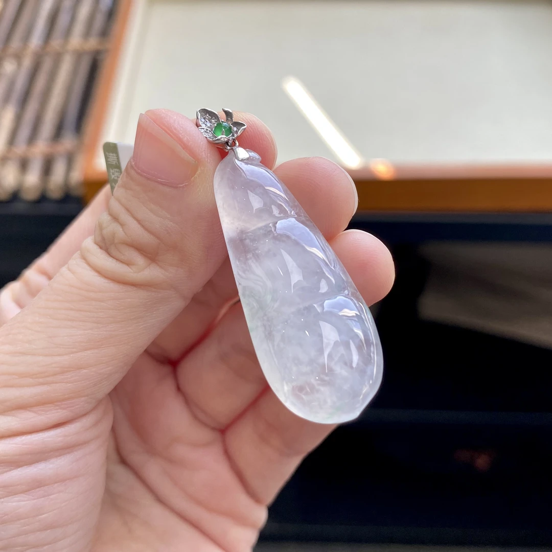 如意宝珠宝 18K金钻石扣头镶嵌白冰福豆翡翠吊坠天然A货CP81