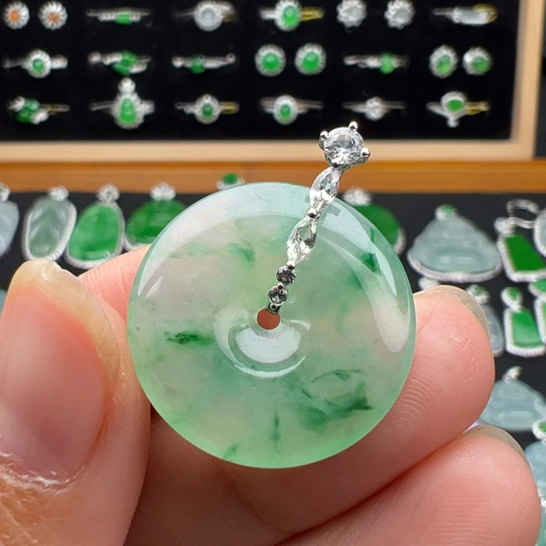 翡翠18K金镶嵌颈饰扣