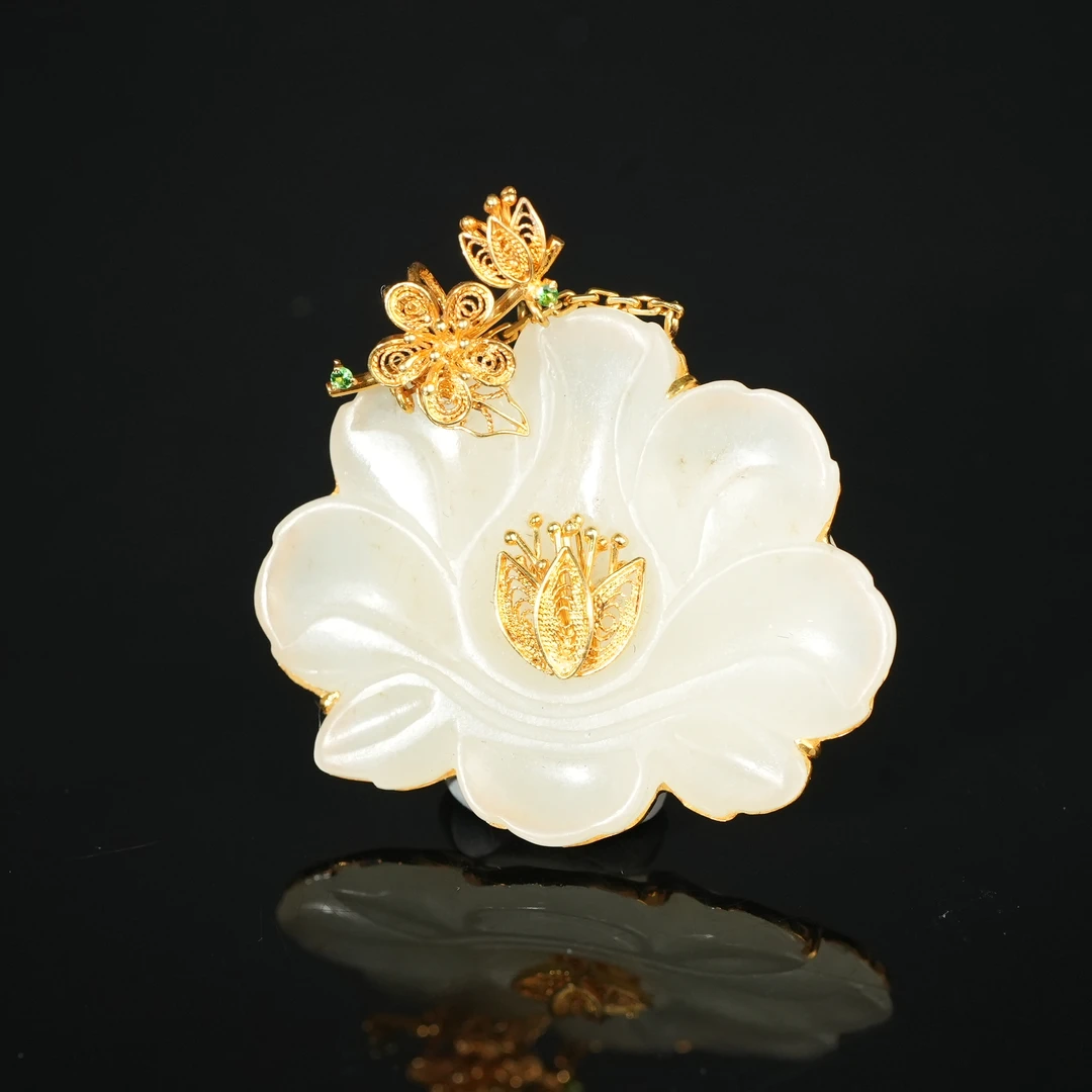 lot31明代和田玉宝相花镶金花丝吊坠