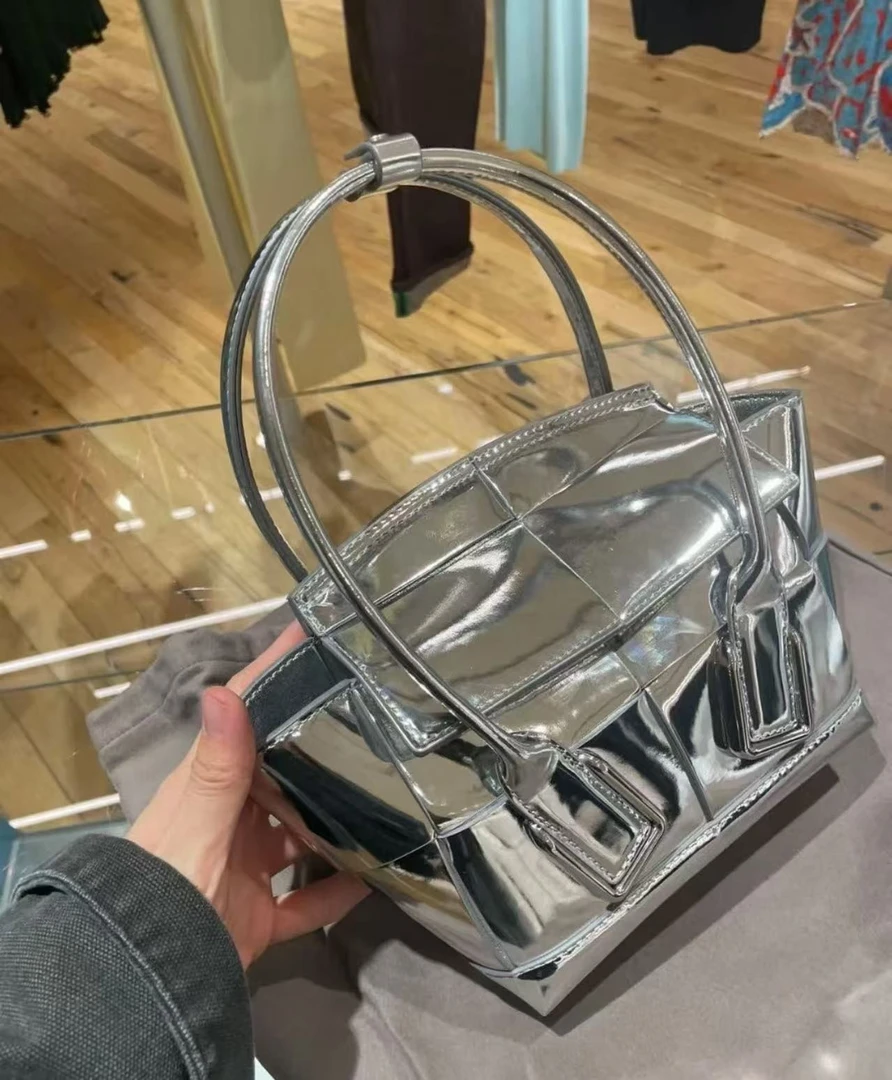 99新 BOTTEGA VENETA/葆蝶家 蓝总专场/银色编织手提arco漆皮