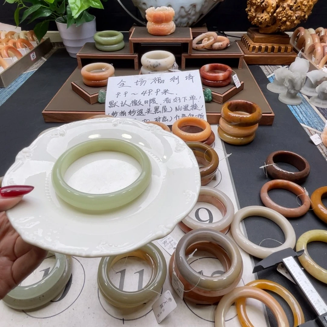 初***。石英岩玉未镶嵌手镯