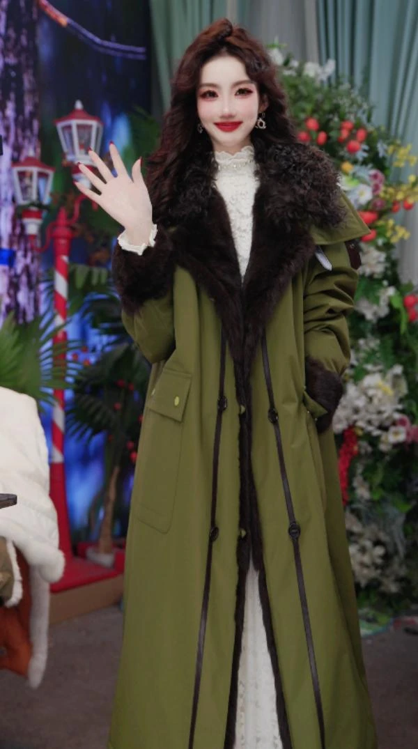 冬季新品时尚优雅宽松撞色拼接颗粒绒羊毛提花长款羽绒服261P1098