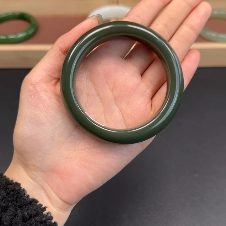 和田玉未镶嵌手镯沙枣青