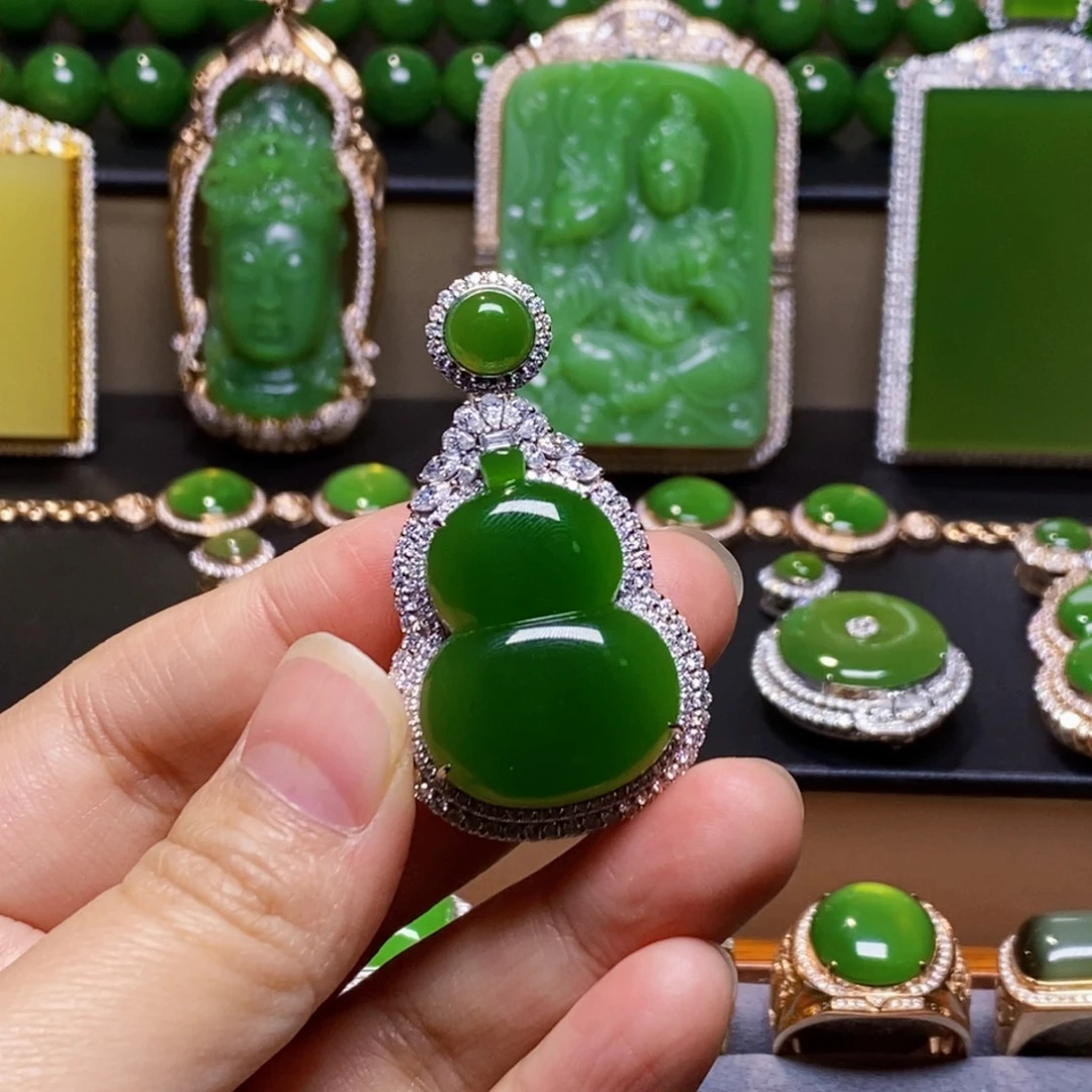 大***梁和田玉18K金镶嵌挂件