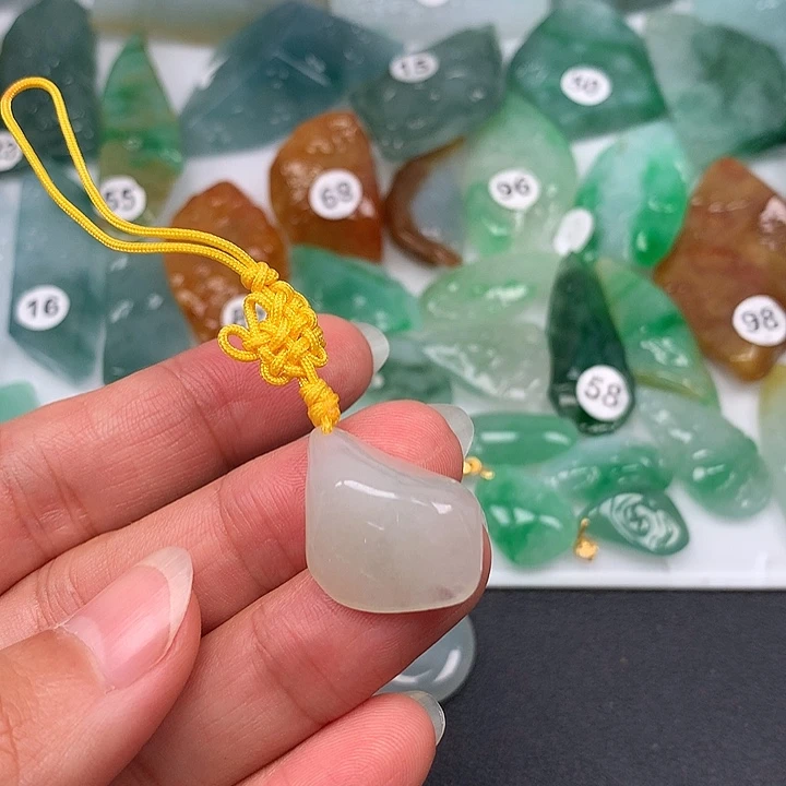 翡翠未镶嵌颈饰随型