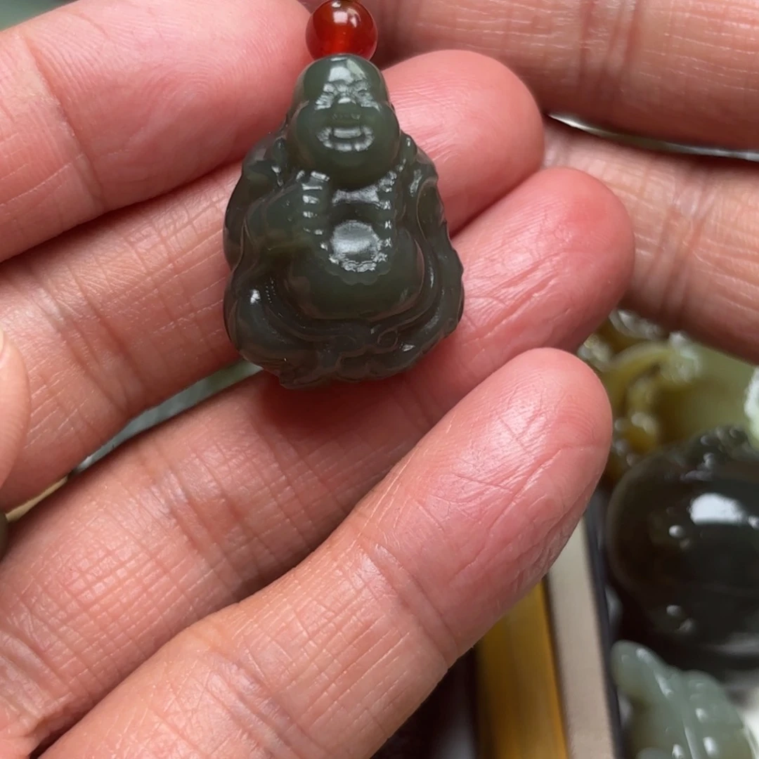 和田玉未镶嵌颈饰一**胡