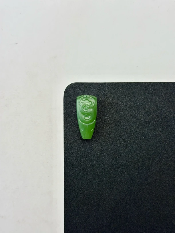 【俄料】和田玉碧玉粉绿仿古龙纹三通苏工名家亲工作品12×26×11mm