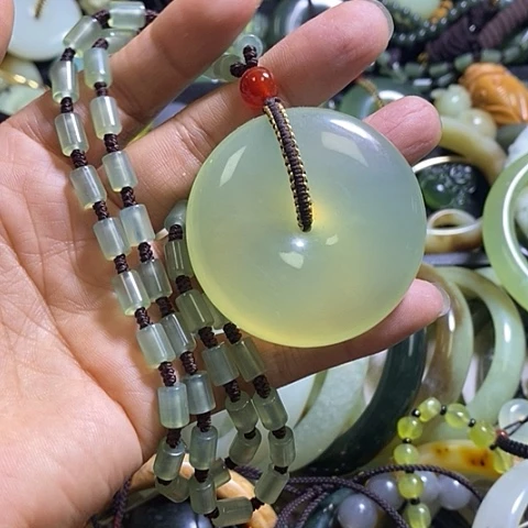 岫玉未镶嵌颈饰一个