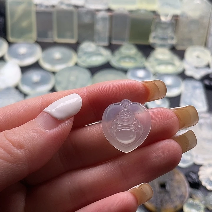 岫玉未镶嵌颈饰爱心肚佛