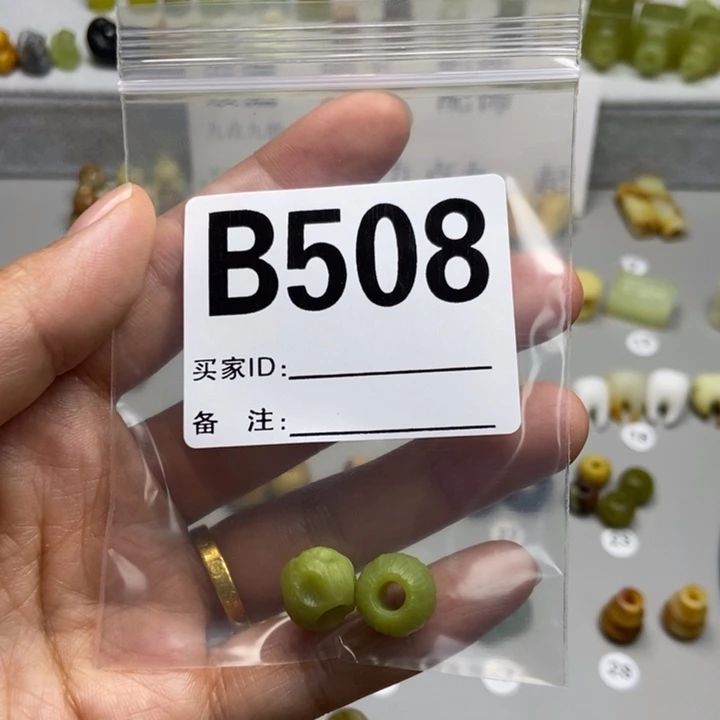 蛇纹石玉未镶嵌颈饰桃*飞