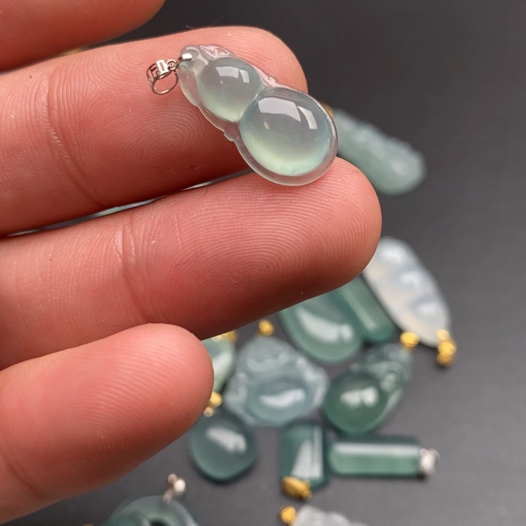 颈饰18K金镶嵌翡翠