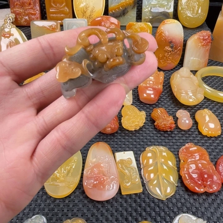 石英质玉（黄龙玉）未镶嵌颈饰