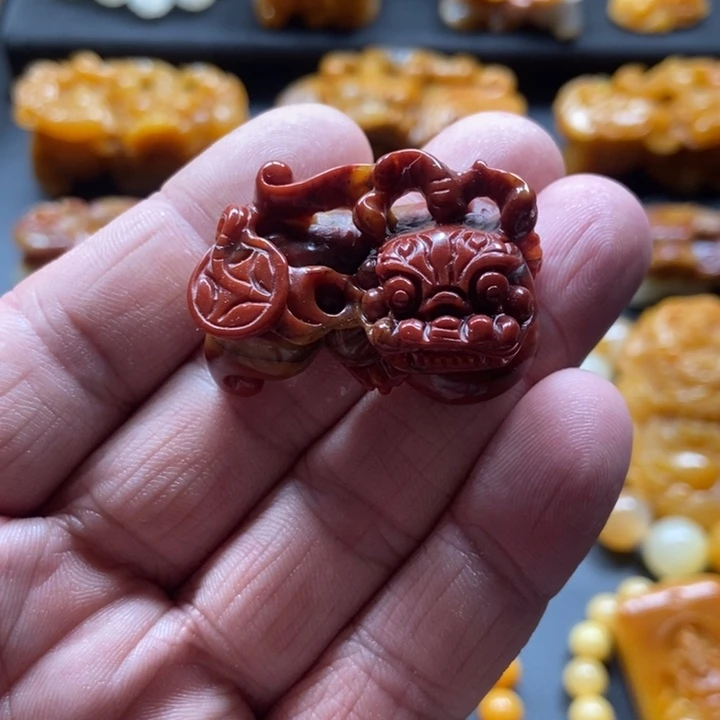 石英质玉（黄龙玉）未镶嵌颈饰