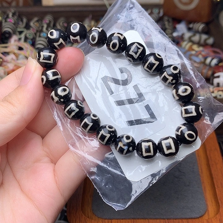 未镶嵌发一个玛瑙/玉髓