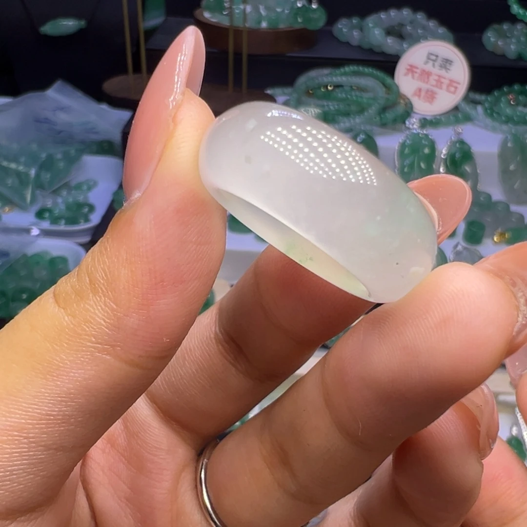 腊***月颈饰未镶嵌石英质玉（非洲翠）