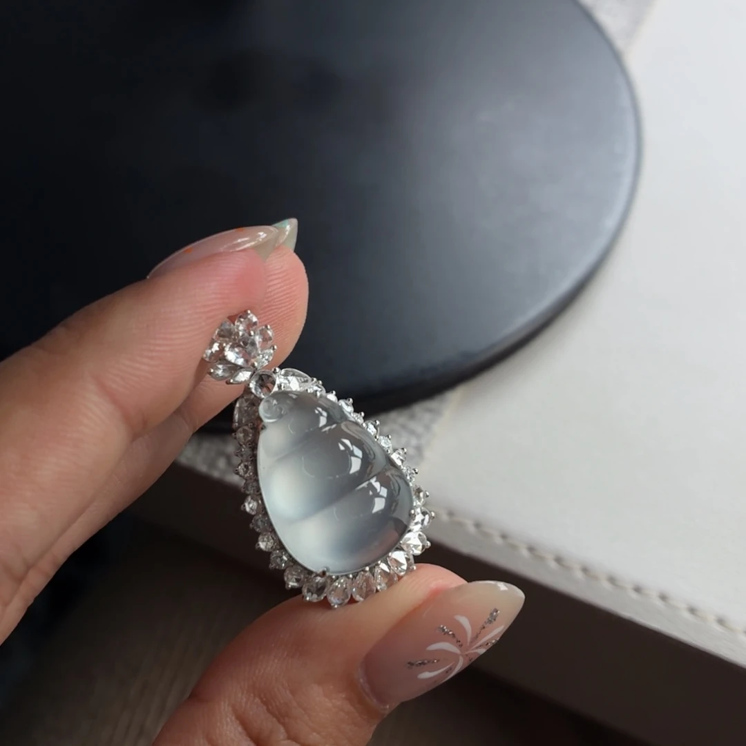 翡翠18K金镶嵌颈饰豆子