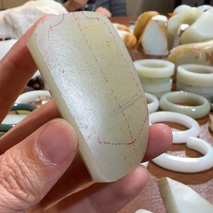 O***s和田玉未镶嵌手镯