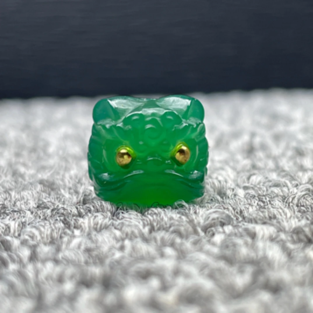 原矿非洲翠玛瑙正阳绿精雕醒狮尺寸11.7mm左右可配背云配珠顶珠