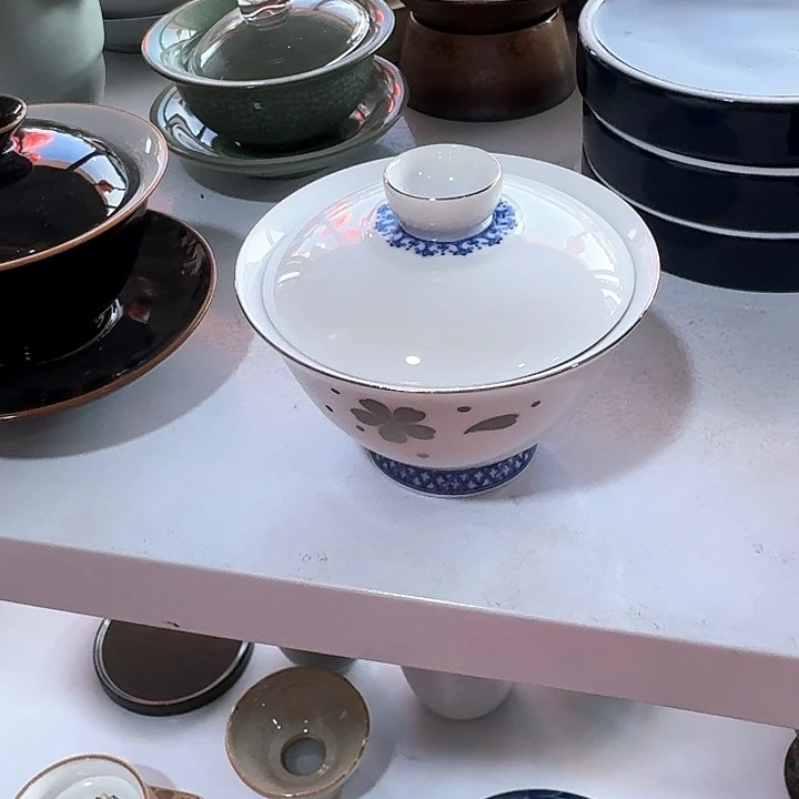 主人杯一个，瓷。主人