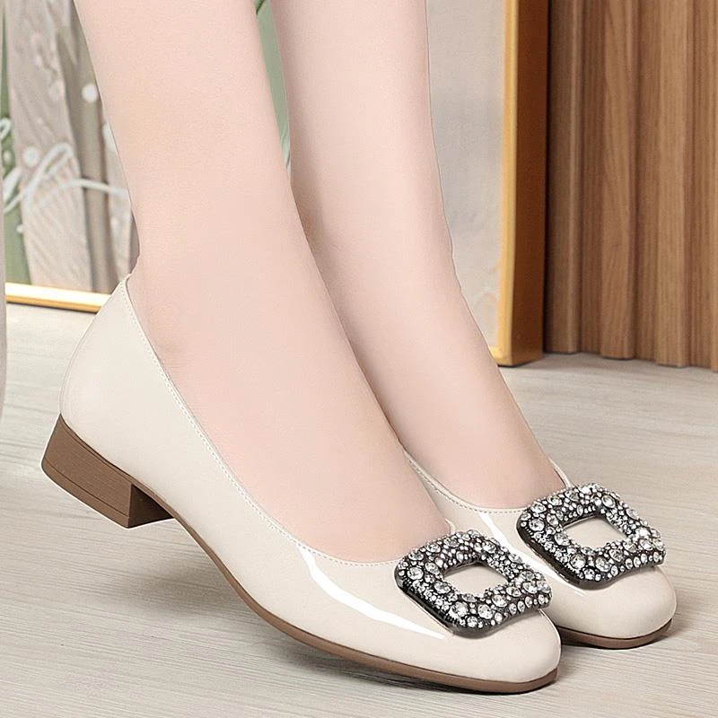 亮面皮软底粗跟单鞋女2025年新款气质百搭水钻浅口妈妈鞋中跟女鞋