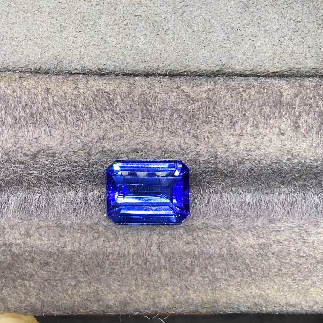 坦桑石未镶嵌5.51克拉天然全净玻璃体满火彩坦桑石