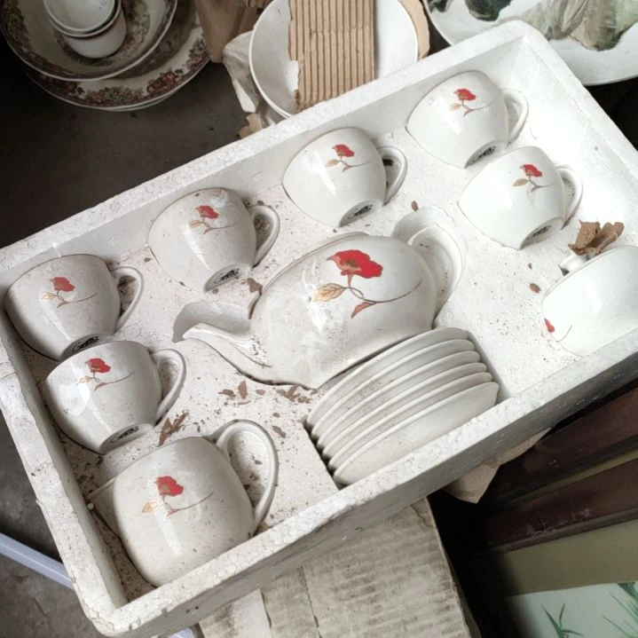 摆件。陶瓷盘子碗啥都有