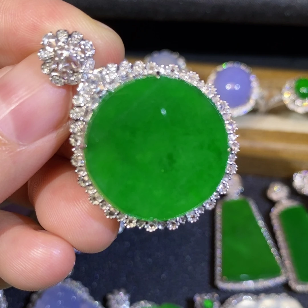 翡翠18K金镶嵌颈饰