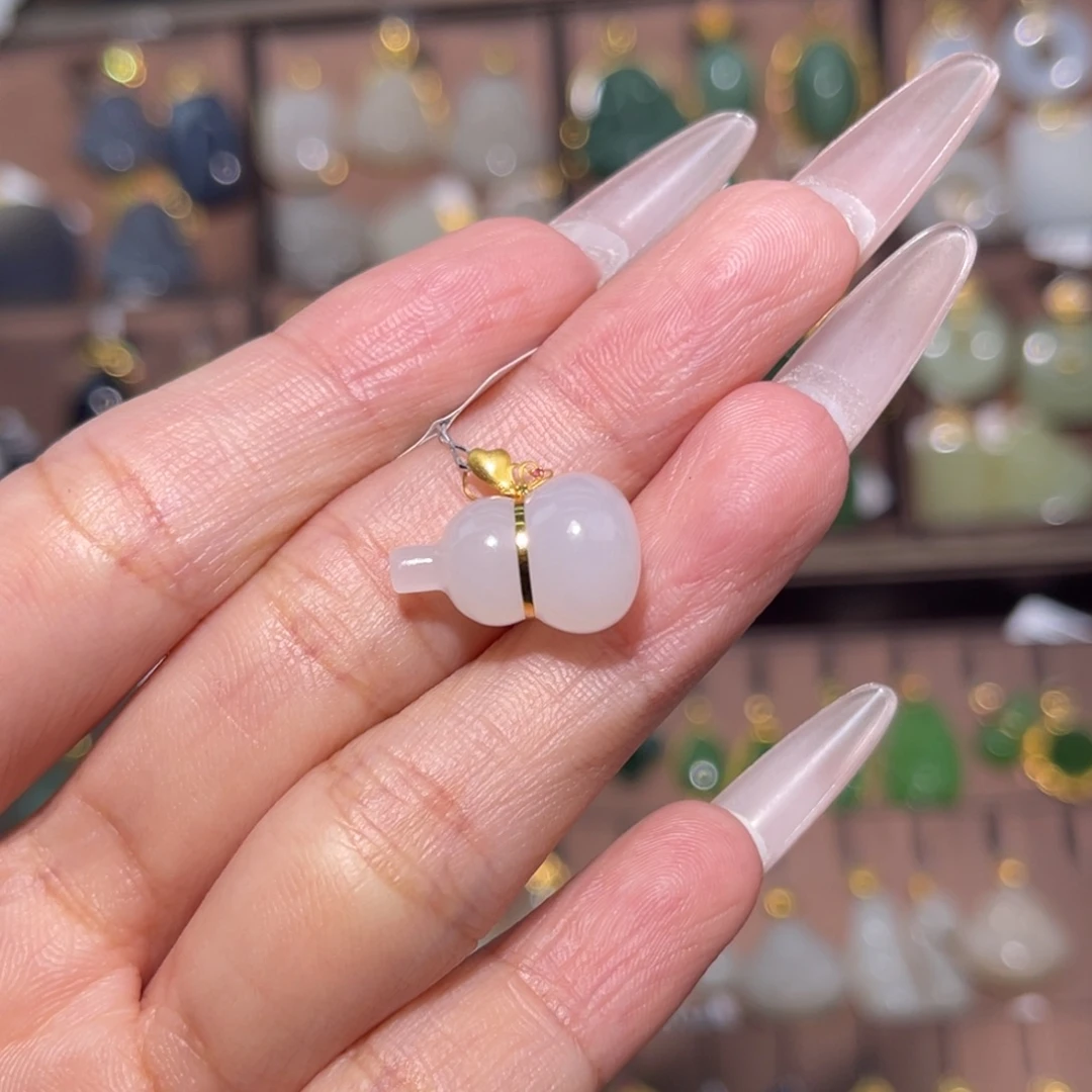 8****吊坠(不含链)18K金镶嵌和田玉