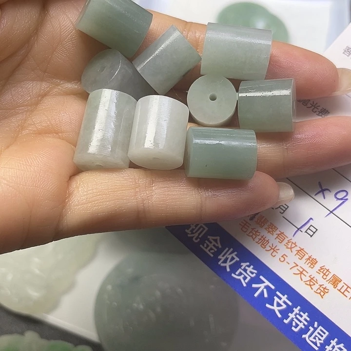 苏***乌未镶嵌定制翡翠毛货5