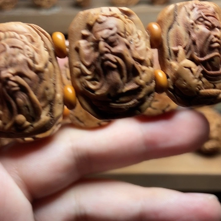 桃核浮雕关公手牌