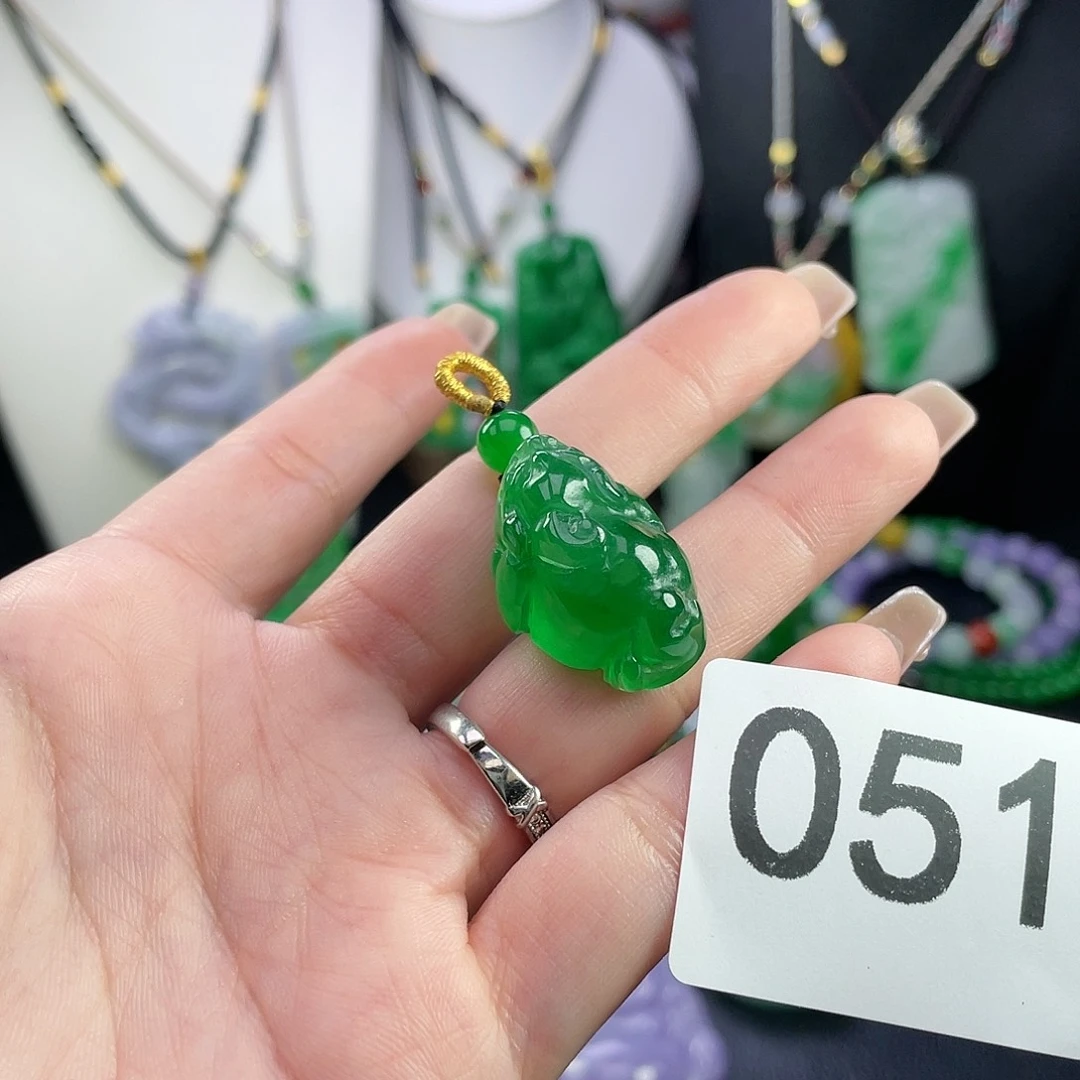 翡翠未镶嵌吊坠(赠链)