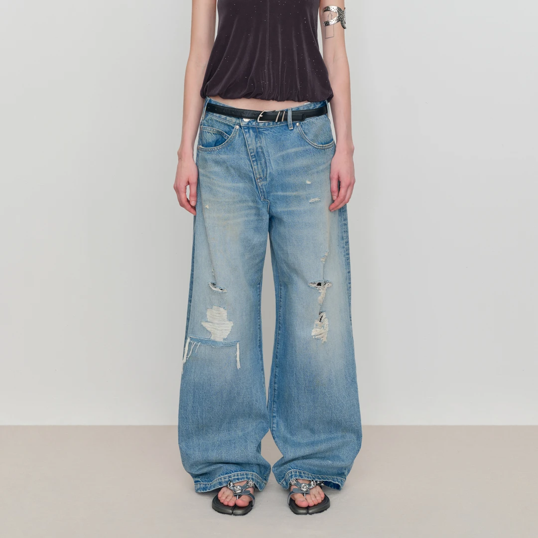 出逃赤岗西  斜门襟错位设计 做旧感水洗直筒破洞牛仔裤