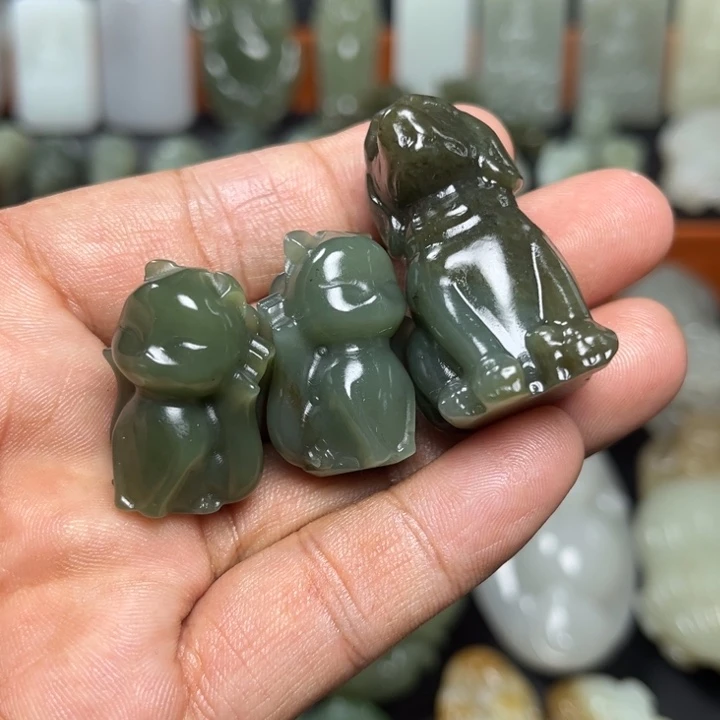 幸***猪和田玉未镶嵌挂件