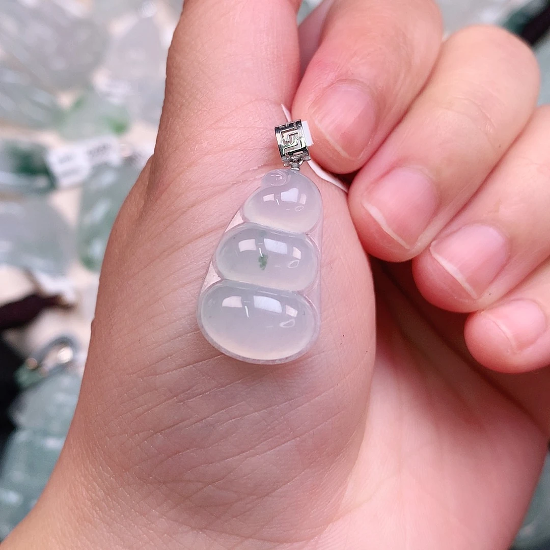 翡翠颈饰18K金镶嵌冰胶飘绿豆