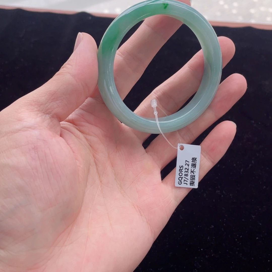 翡翠手镯未镶嵌早**?手镯