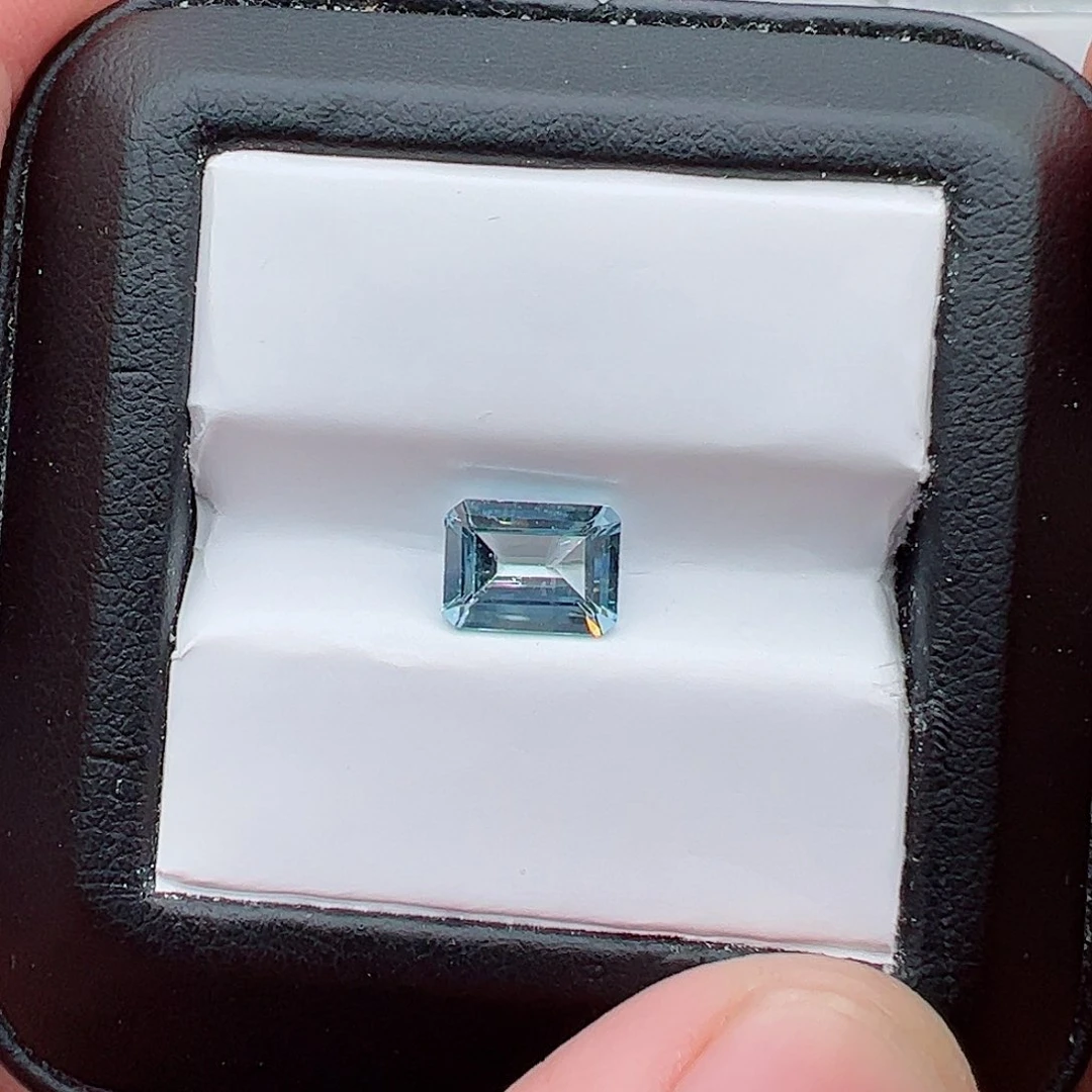 海蓝宝石裸石未镶嵌《1.1克拉