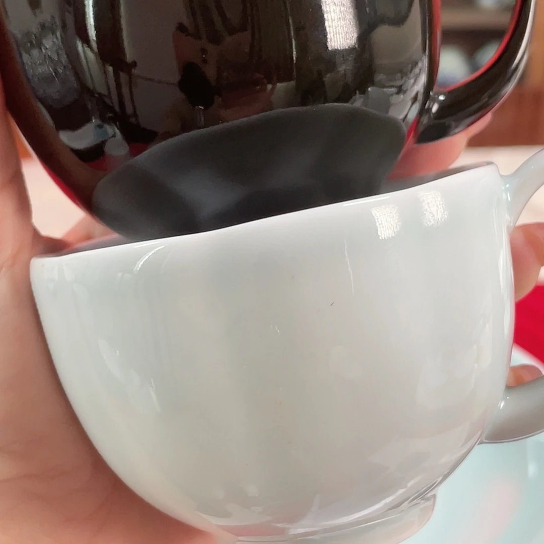 墨*和咖啡杯、………………………………